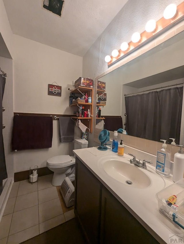 full bath featuring tile patterned floors, toilet, a shower with curtain, and vanity