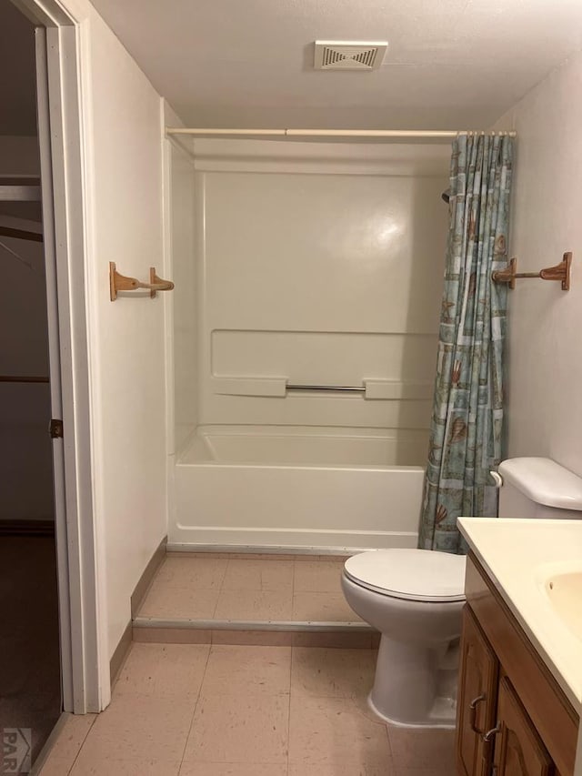 bathroom with baseboards, visible vents, toilet, shower / bath combination with curtain, and vanity