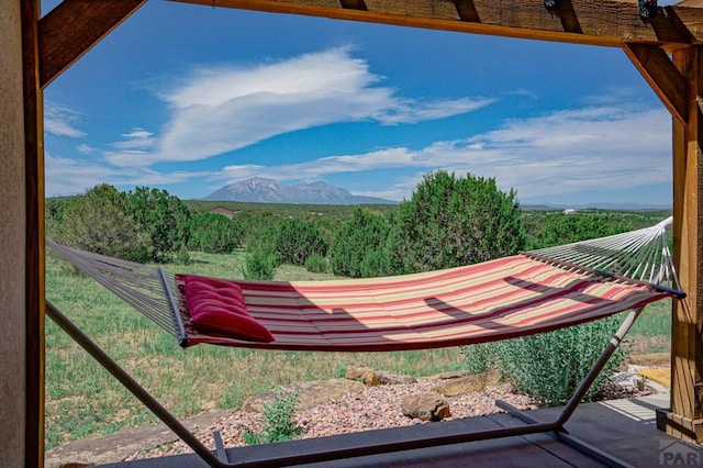 view of yard featuring a mountain view
