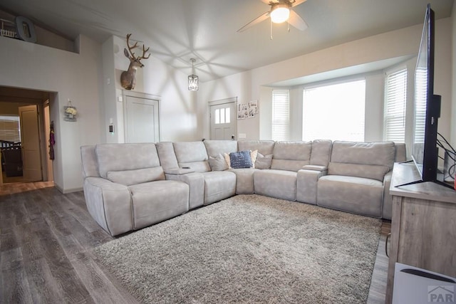 living room with dark wood-style floors and ceiling fan