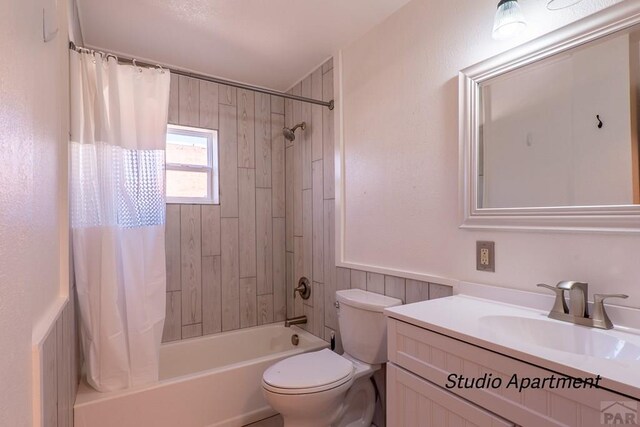 full bathroom featuring toilet, shower / tub combo, and vanity