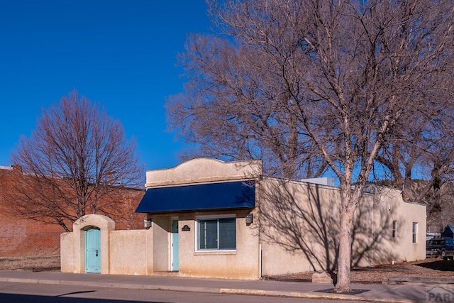 view of front facade featuring stucco siding