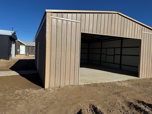 view of outdoor structure with an outbuilding