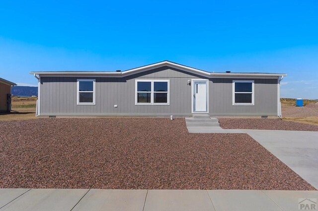 manufactured / mobile home with crawl space and entry steps