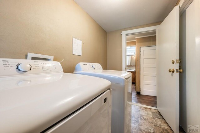 laundry room with laundry area and washer and clothes dryer