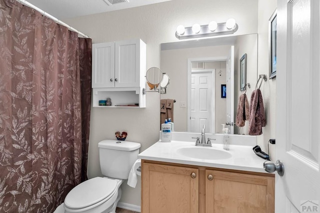 full bathroom with a shower with shower curtain, visible vents, toilet, and vanity