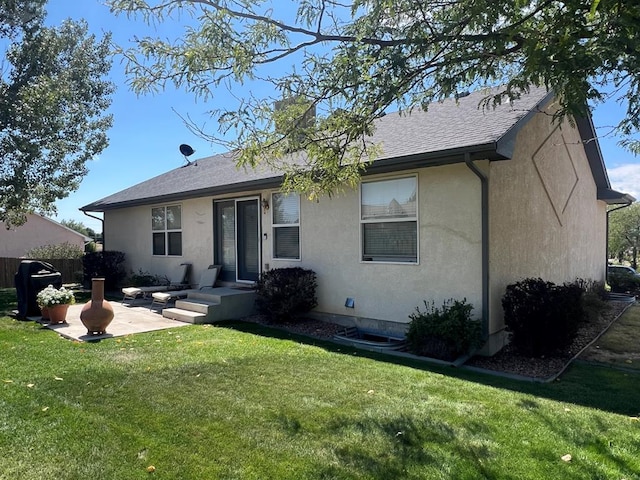 view of front facade featuring roof with shingles, a patio, stucco siding, a front yard, and fence