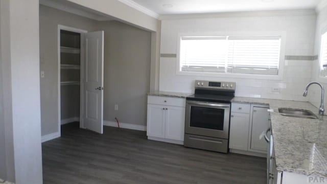 kitchen featuring stainless steel electric range oven, dark wood-style floors, plenty of natural light, and a sink