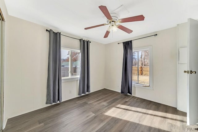 unfurnished room with dark wood-style floors and ceiling fan