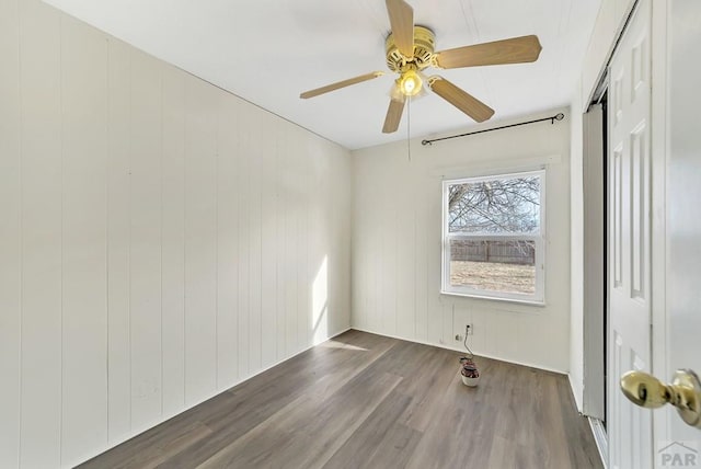 unfurnished room with dark wood-style floors and ceiling fan