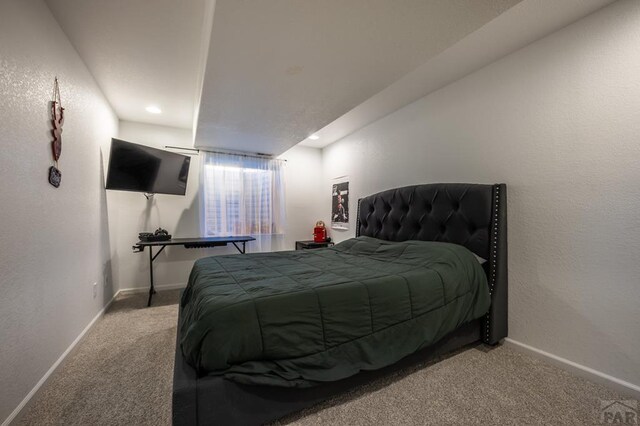 bedroom with a textured wall, recessed lighting, carpet flooring, and baseboards