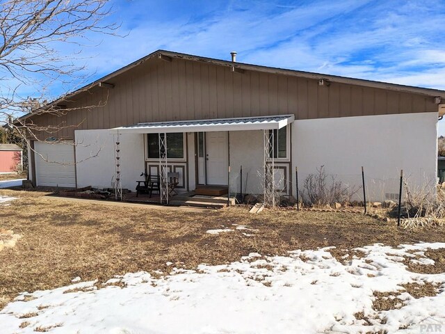 view of front facade featuring a garage