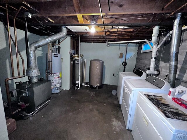 unfinished below grade area featuring gas water heater and independent washer and dryer