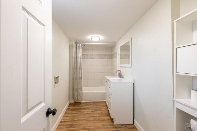 212 W Summit Ave, Pueblo, CO 81004 - bathroom with vanity, shower / bath combination with curtain, and wood finished floors