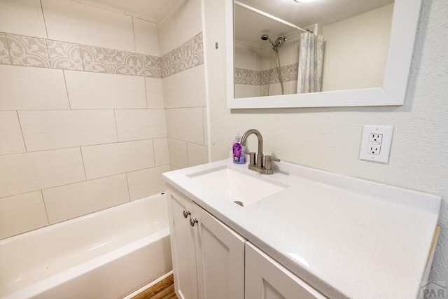 212 W Summit Ave, Pueblo, CO 81004 - bathroom with vanity and shower / tub combo