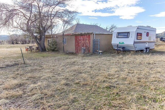 view of yard featuring a mountain view