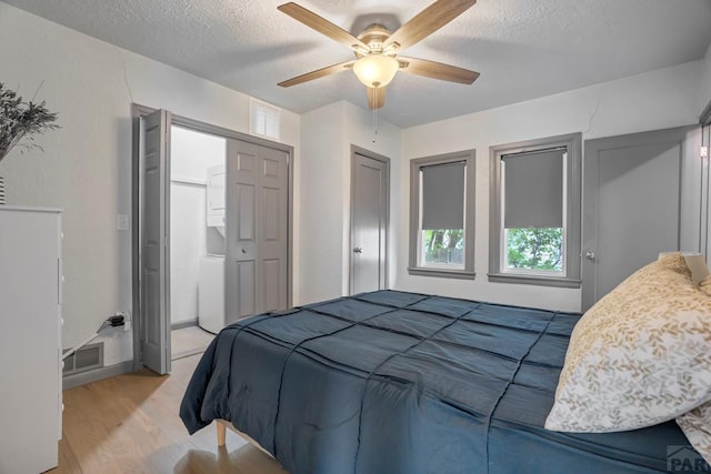 411 Olive St, Colorado Springs, CO 80904 - bedroom featuring a textured ceiling, light wood-style flooring, a ceiling fan, and a closet