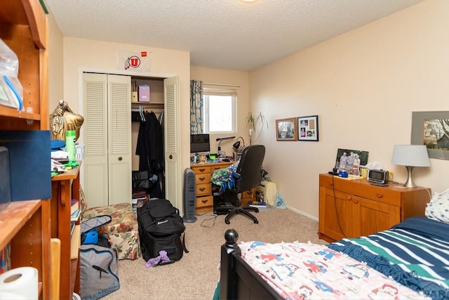 bedroom featuring light carpet, a textured ceiling, and a closet