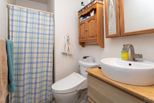 bathroom with a shower with shower curtain, vanity, and toilet