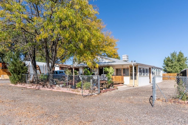 view of front facade featuring covered porch and a fenced front yard