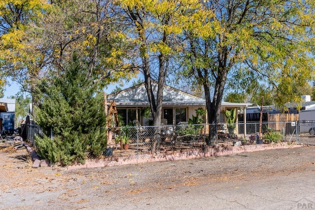 view of front facade featuring fence private yard