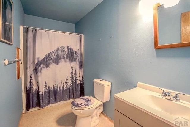 5207 N Creek Rd, Beulah, CO 81023 - full bathroom featuring vanity, toilet, and a shower with curtain