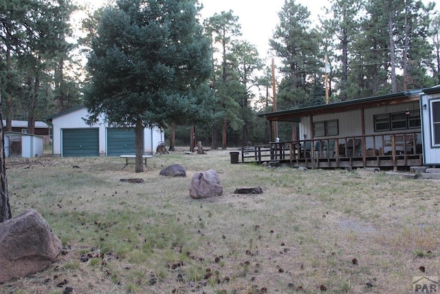 view of yard with a garage and an outdoor structure