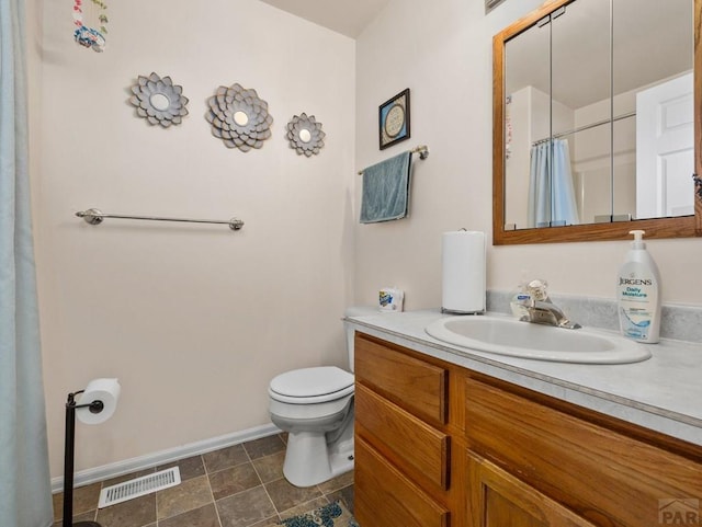 bathroom with curtained shower, toilet, vanity, visible vents, and baseboards