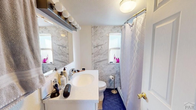 full bath with vanity, curtained shower, toilet, and wallpapered walls