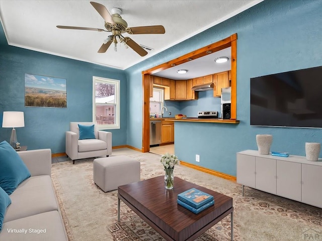 living room with visible vents, ceiling fan, and baseboards