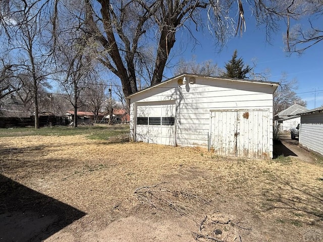 view of outdoor structure with an outbuilding