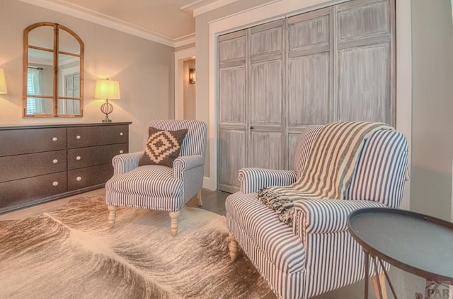 sitting room with crown molding