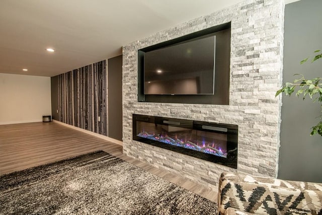 living room with baseboards, a fireplace, wood finished floors, and recessed lighting