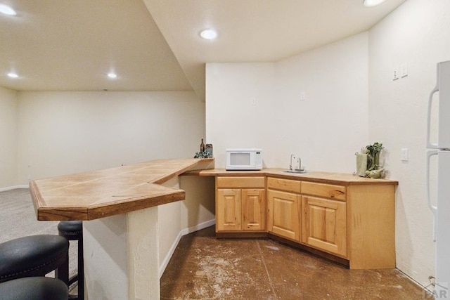 bar with baseboards, white appliances, a sink, and recessed lighting