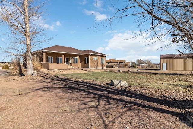 view of front of property featuring a front yard