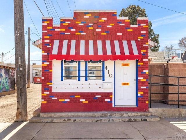 view of front facade featuring brick siding