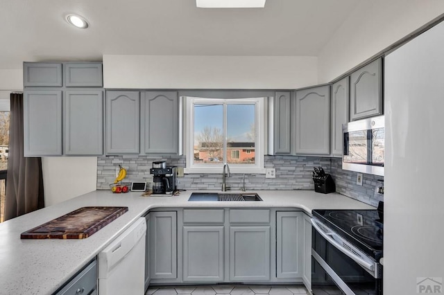 kitchen featuring stainless steel appliances, recessed lighting, a sink, and backsplash