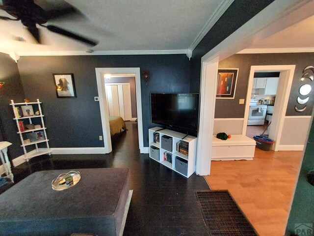 living room with baseboards and crown molding