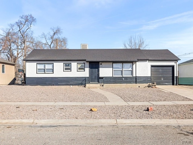 view of front of property featuring a garage and driveway