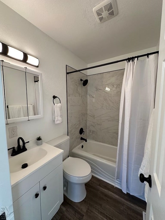 full bath with visible vents, toilet, wood finished floors, shower / bath combo with shower curtain, and a textured ceiling