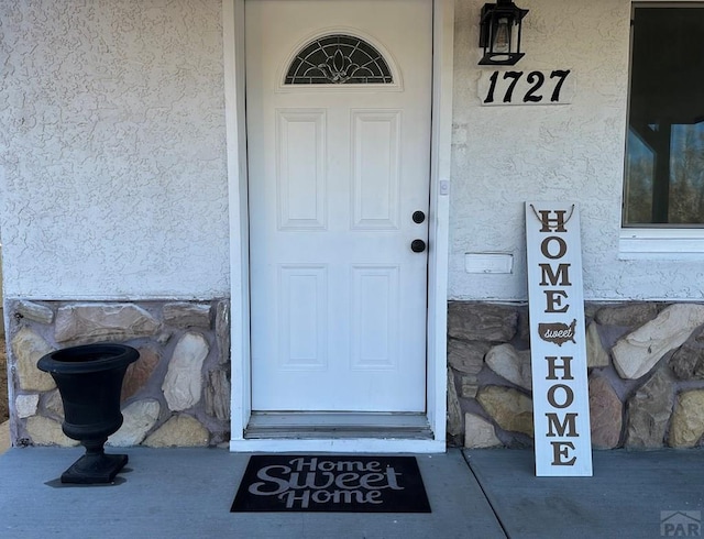 entrance to property with stucco siding