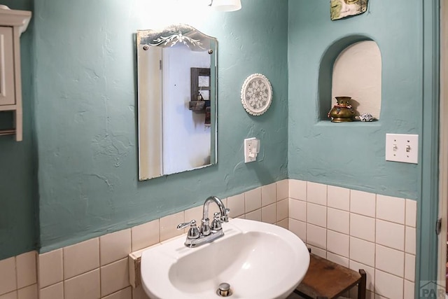 8570 Pine Dr, Beulah, CO 81023 - bathroom with tile walls