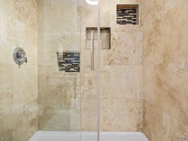 bathroom featuring a tile shower