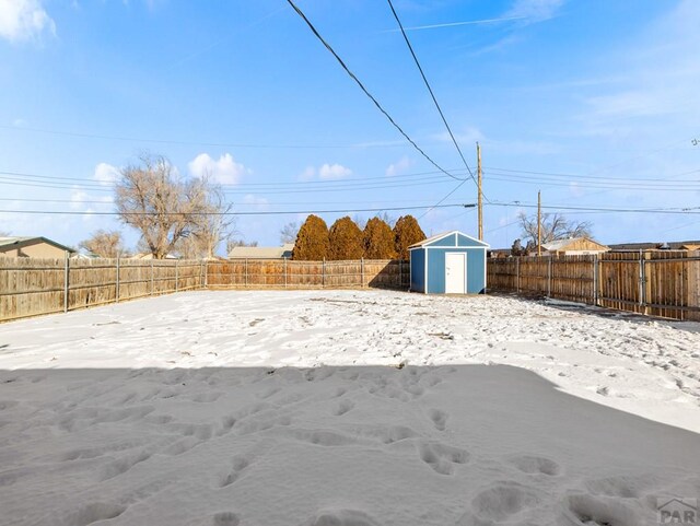 view of yard featuring an outdoor structure, a storage unit, and a fenced backyard