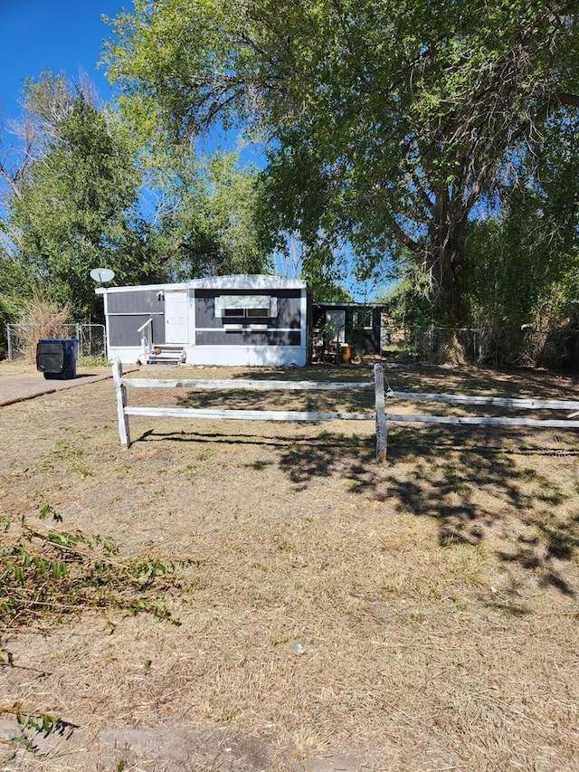 manufactured / mobile home with fence