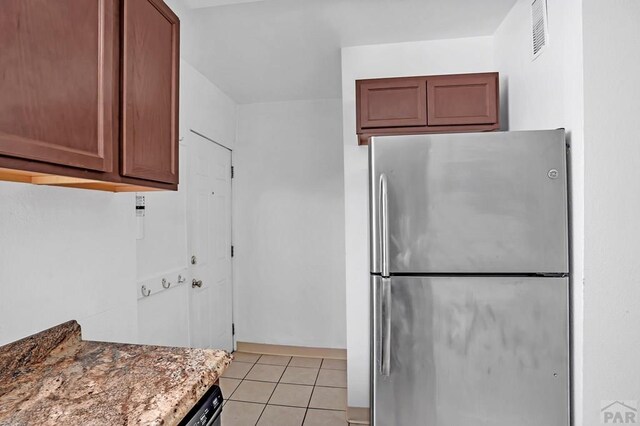 full bath featuring toilet, shower / bath combination, wood finished floors, a sink, and visible vents