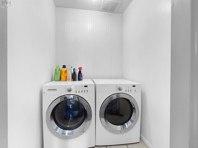 laundry room featuring laundry area, visible vents, and washing machine and dryer