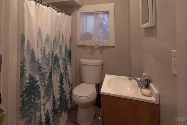 full bathroom with curtained shower, vanity, and toilet