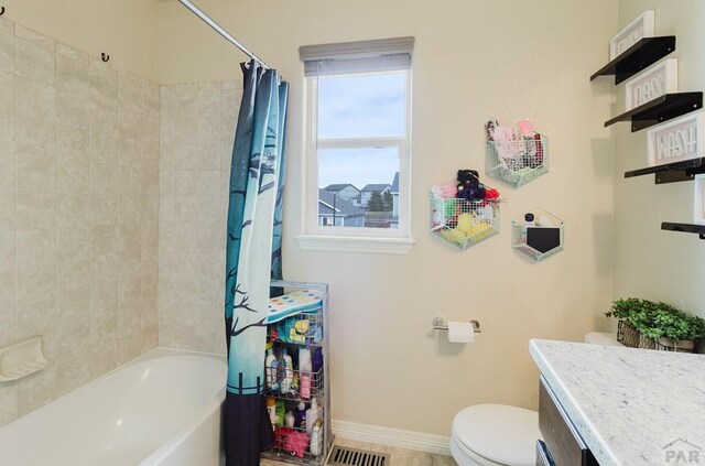 full bath featuring visible vents, toilet, shower / bath combo with shower curtain, vanity, and baseboards