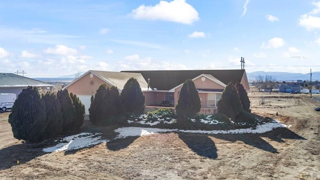 view of front of house featuring a garage and a mountain view